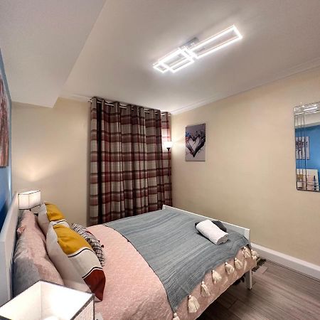 Posh 2-Bedroom, Living Room, Kitchen & 1.5 Bathroom London Bagian luar foto
