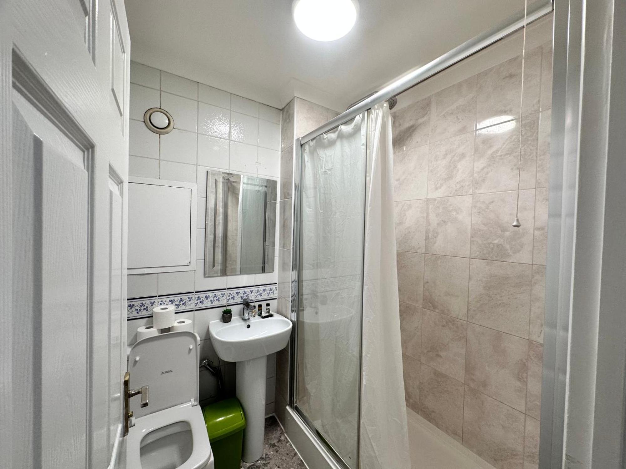 Posh 2-Bedroom, Living Room, Kitchen & 1.5 Bathroom London Bagian luar foto