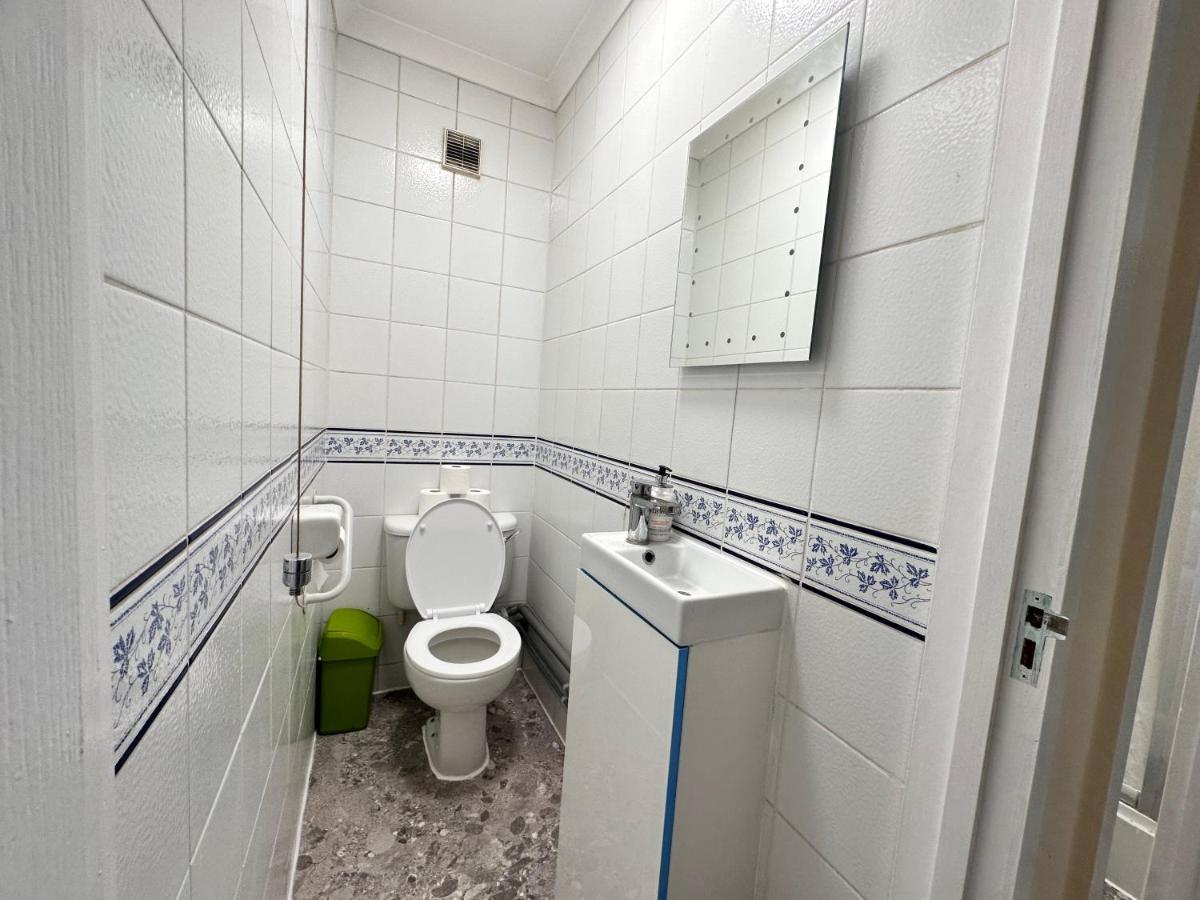 Posh 2-Bedroom, Living Room, Kitchen & 1.5 Bathroom London Bagian luar foto