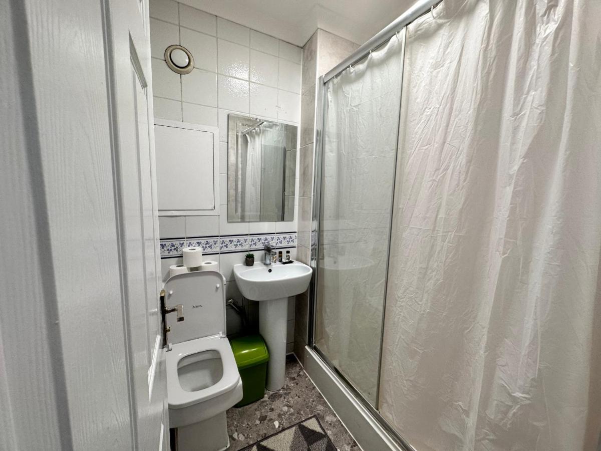 Posh 2-Bedroom, Living Room, Kitchen & 1.5 Bathroom London Bagian luar foto