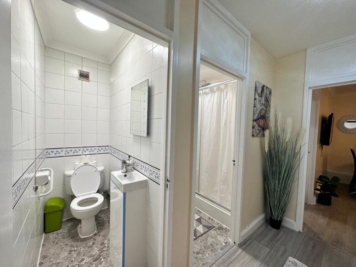 Posh 2-Bedroom, Living Room, Kitchen & 1.5 Bathroom London Bagian luar foto