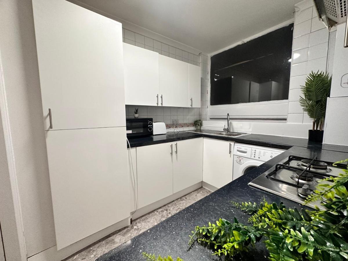 Posh 2-Bedroom, Living Room, Kitchen & 1.5 Bathroom London Bagian luar foto